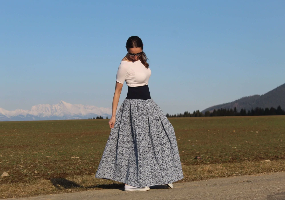 Tmavomodrá bavlnená sukňa s folklórnym vzorom
