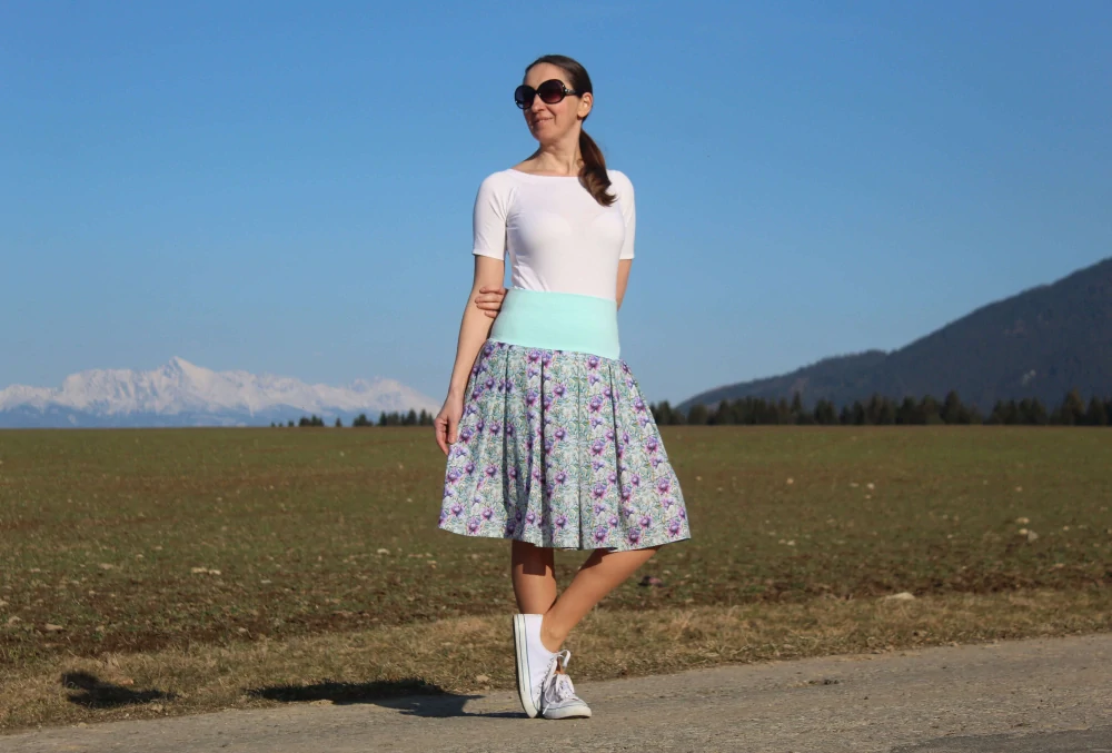 Krátka bavlnená sukňa s kvetinovým vzorom