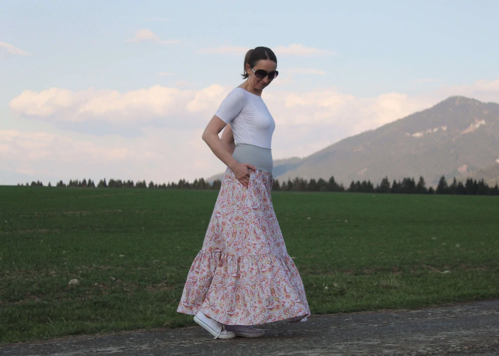 Dlhá bavlnená svetlošedá volánová sukňa s paisley vzorom