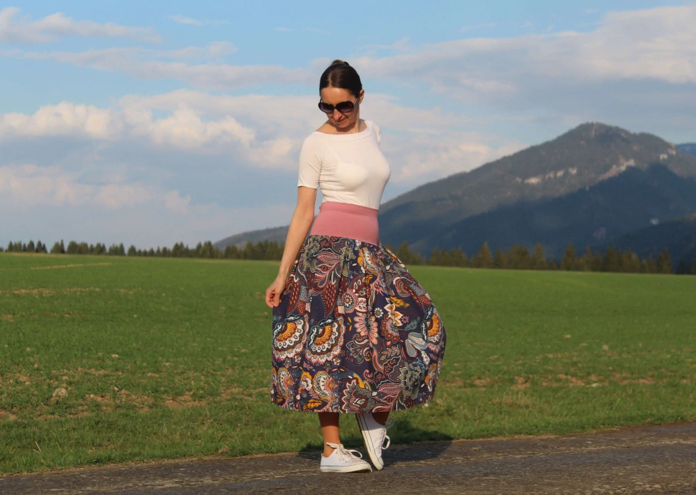 Trojštvrťová modrá bavlnená skladaná sukňa s kvetinovým vzorom