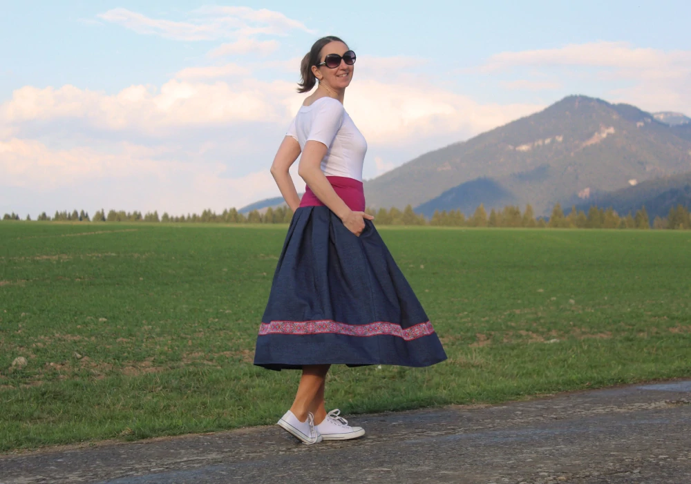 Trojštvrťová skladaná sukňa z bavlnenej rifľoviny so stuhou