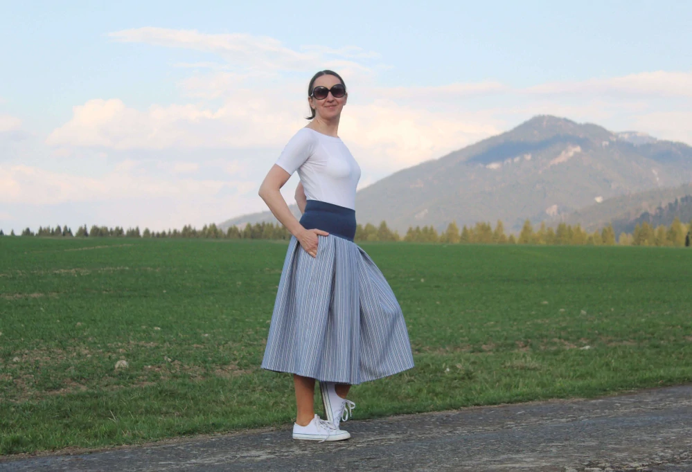 Trojštvrťová modrá prúžkovaná sukňa z kostýmovky 