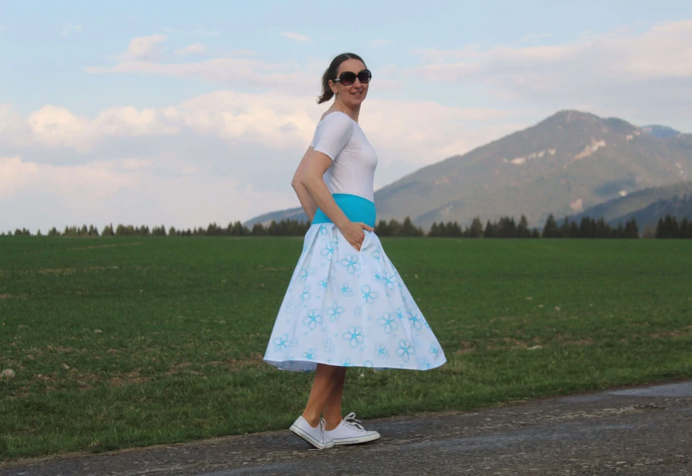 Trojštvrťová sukňa s kvetinovým vzorom – bielo-tyrkysová veľ.M