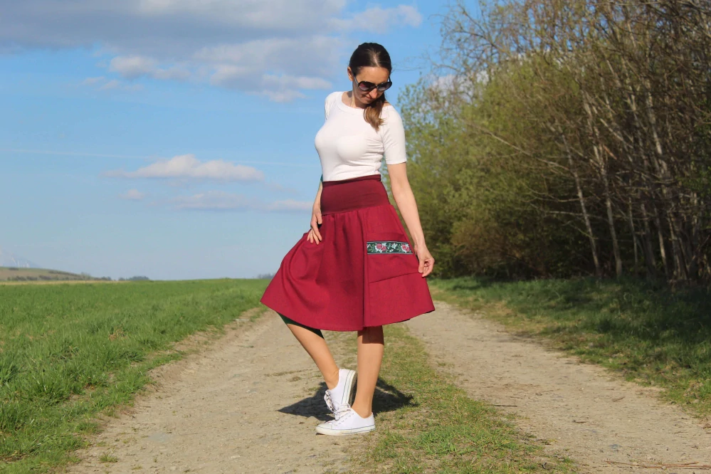 Krátka ľanová sukňa s ozdobnými vreckami – vínová