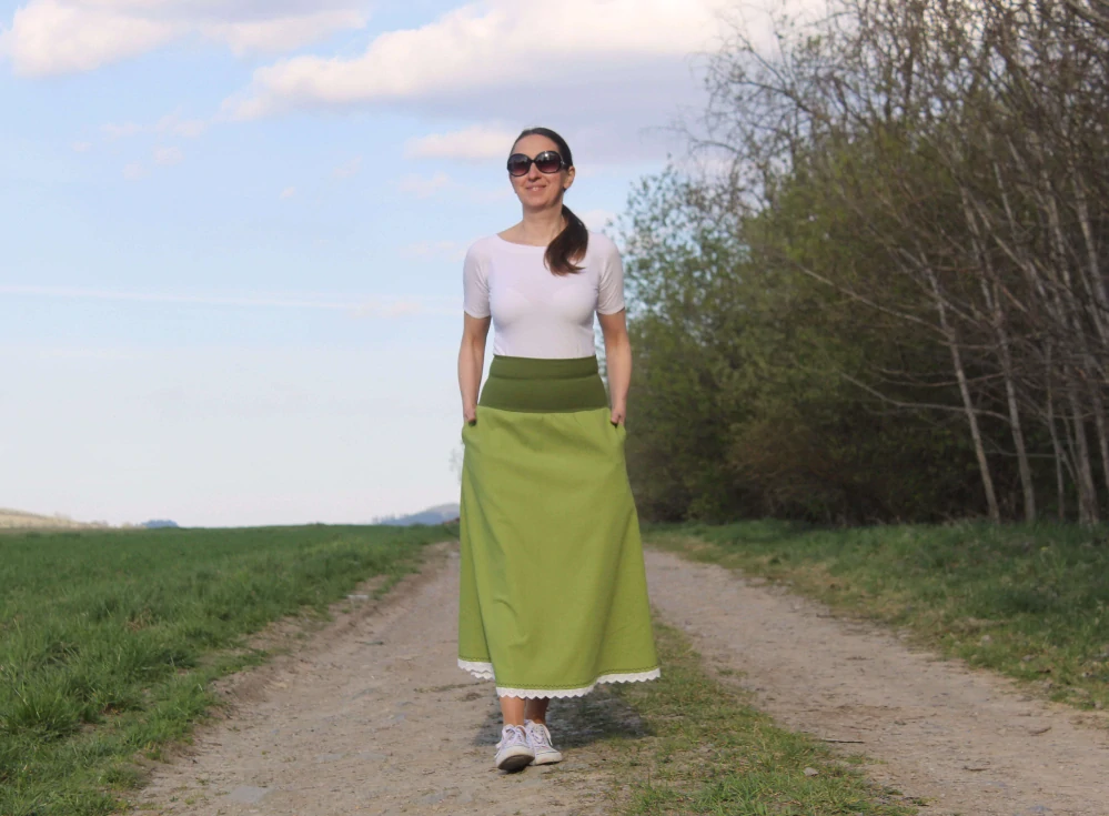 Dlhá áčková sukňa zo zmesového ľanu – svetlozelená s výšivkou a madeirou