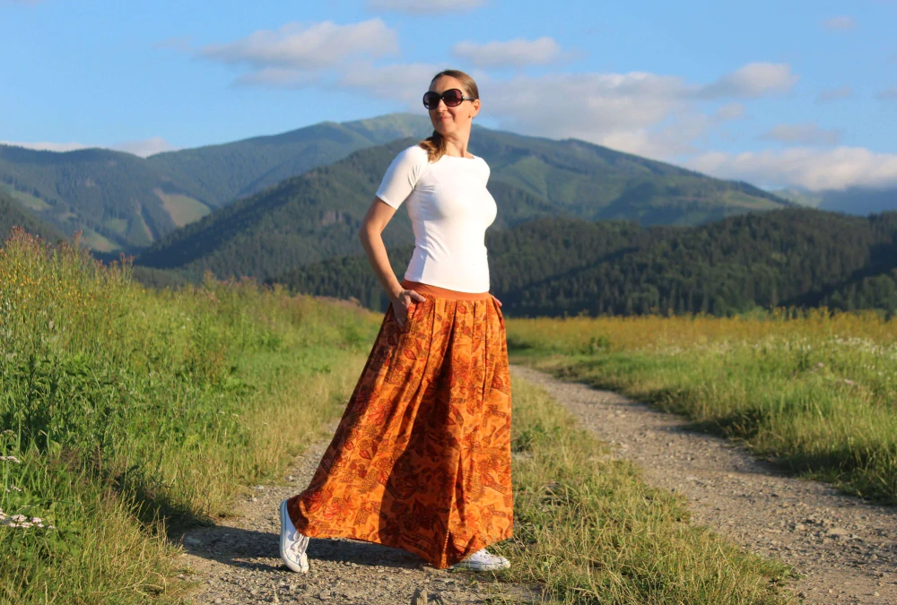 Dlhá viskózová sukňa "Ornamenty na škoricovej"