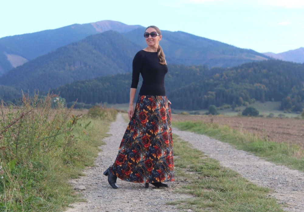 Dlhá áčková sukňa šedá s ružami