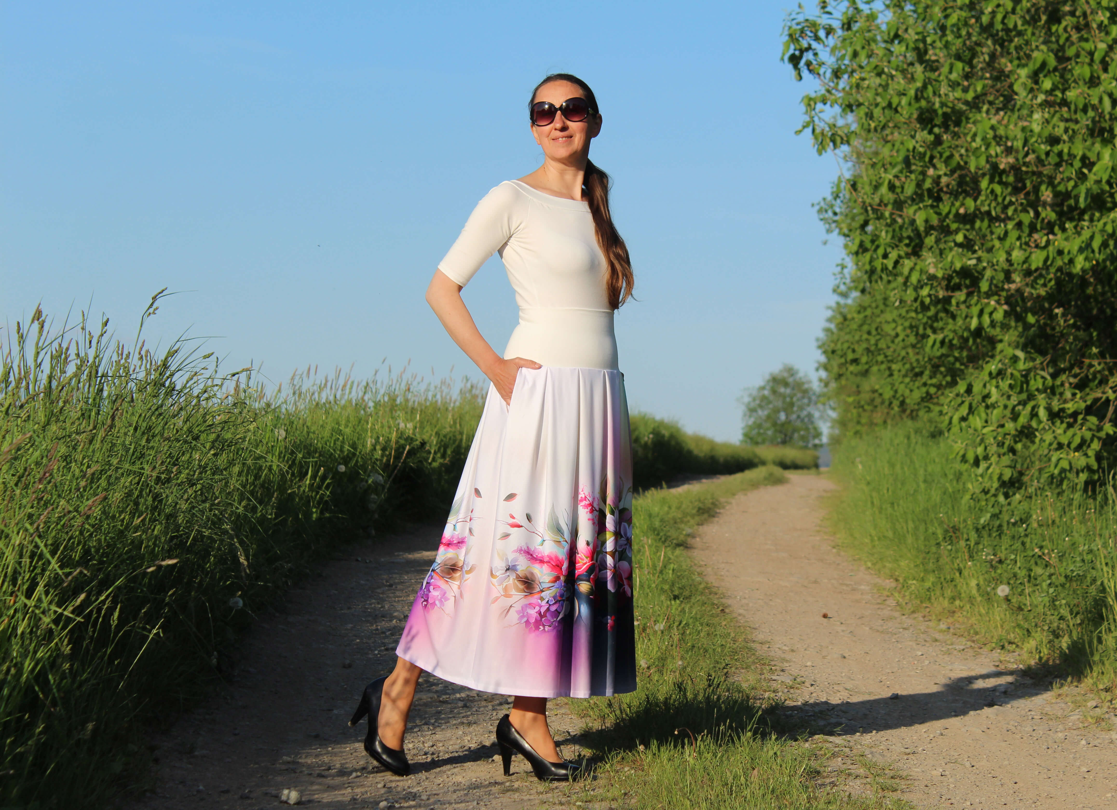 Úpletová sukňa svetlá s kvetinami