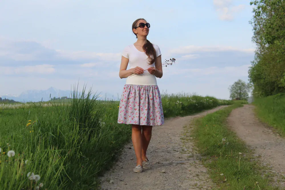 Bavlnená riasená sukňa šedá s ružami