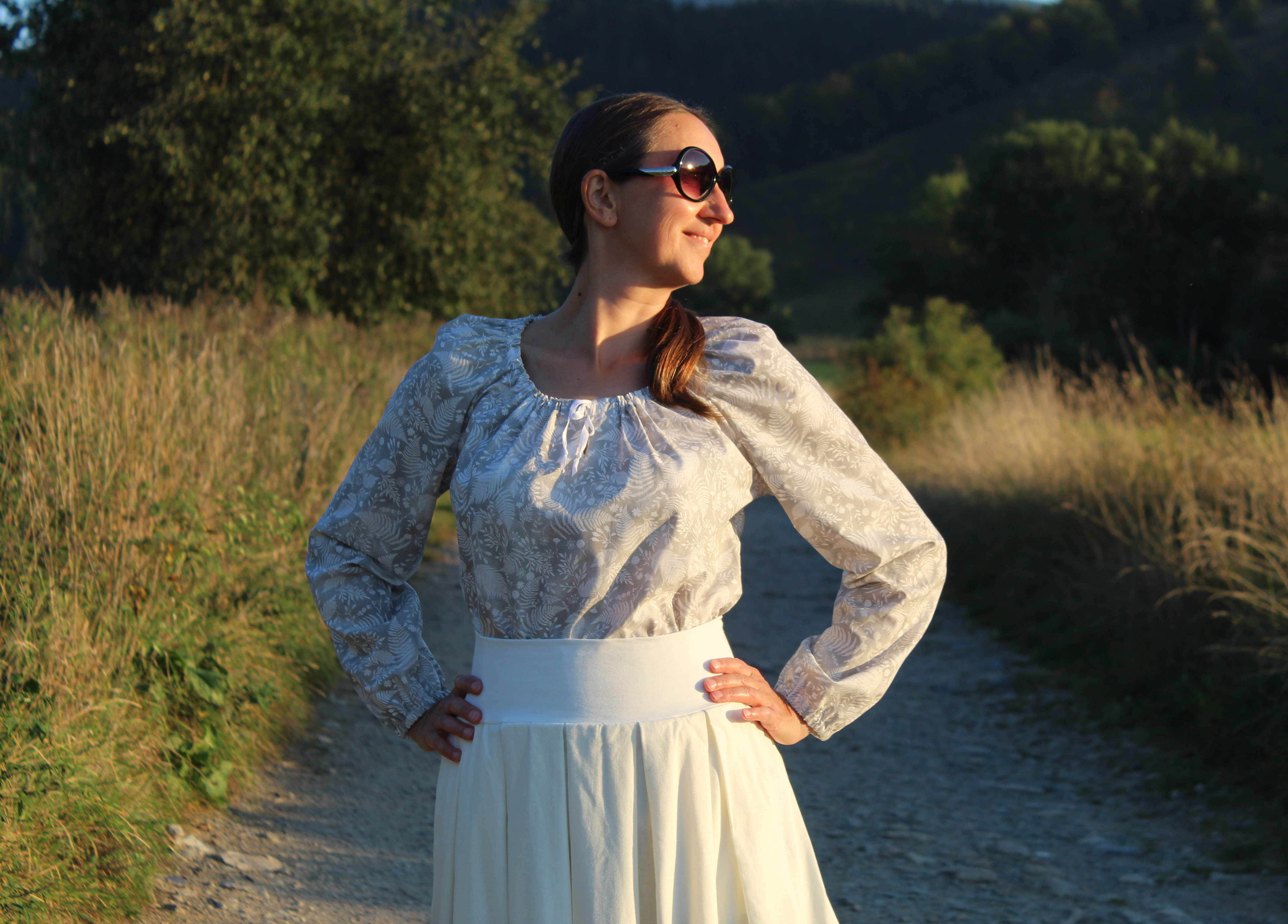 Blúzka svetlošedá s bielymi lístkami