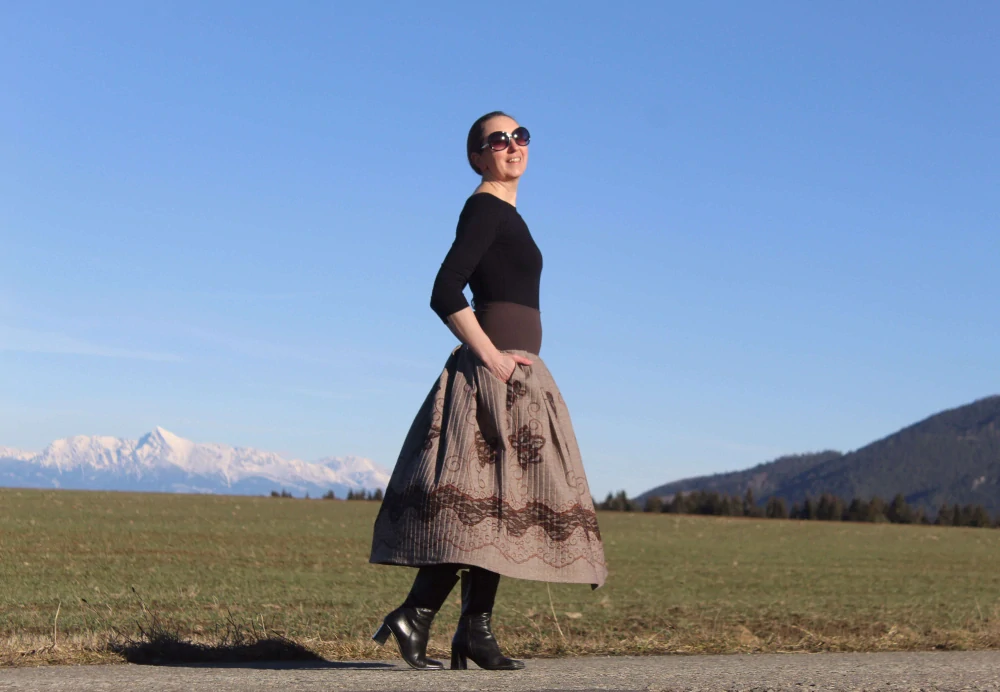 Trojštvrťová hnedá sukňa s bordúrou