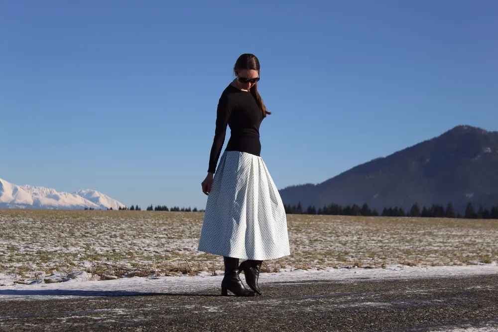 Čierno-biela bodkovaná sukňa