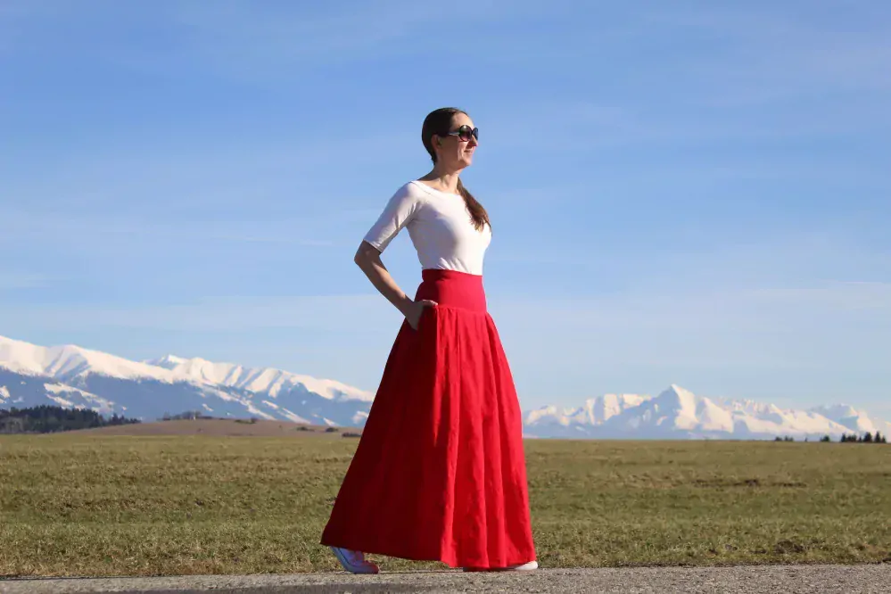 Bavlnená červená sukňa s vyšívanými kvetmi 