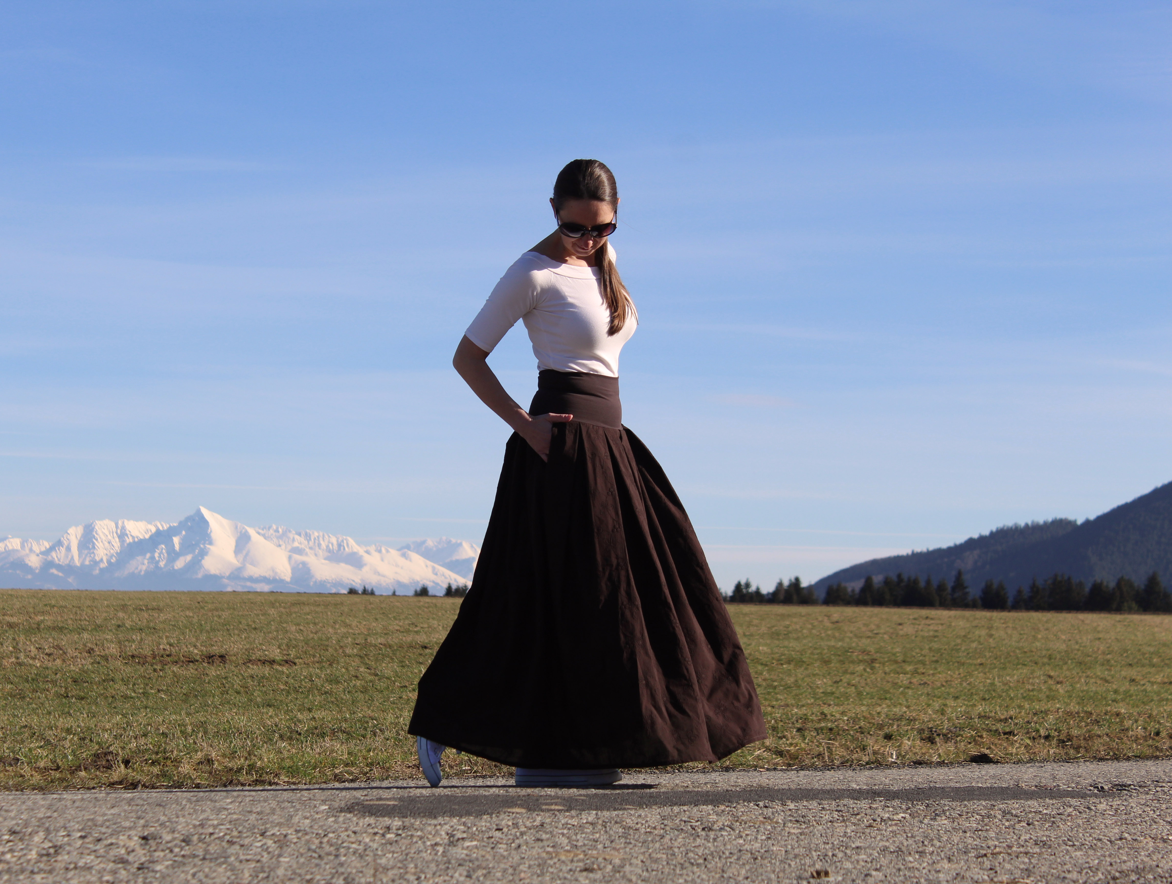 Bavlnená hnedá sukňa s vyšívanými kvetmi 