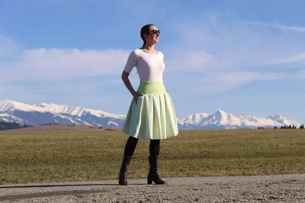 Krátka svetlo zelená sukňa