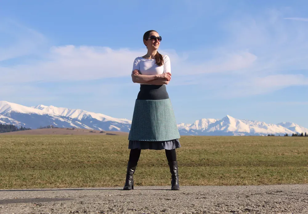 Krátka tyrkysovo-šedá dvojvrstvová sukňa