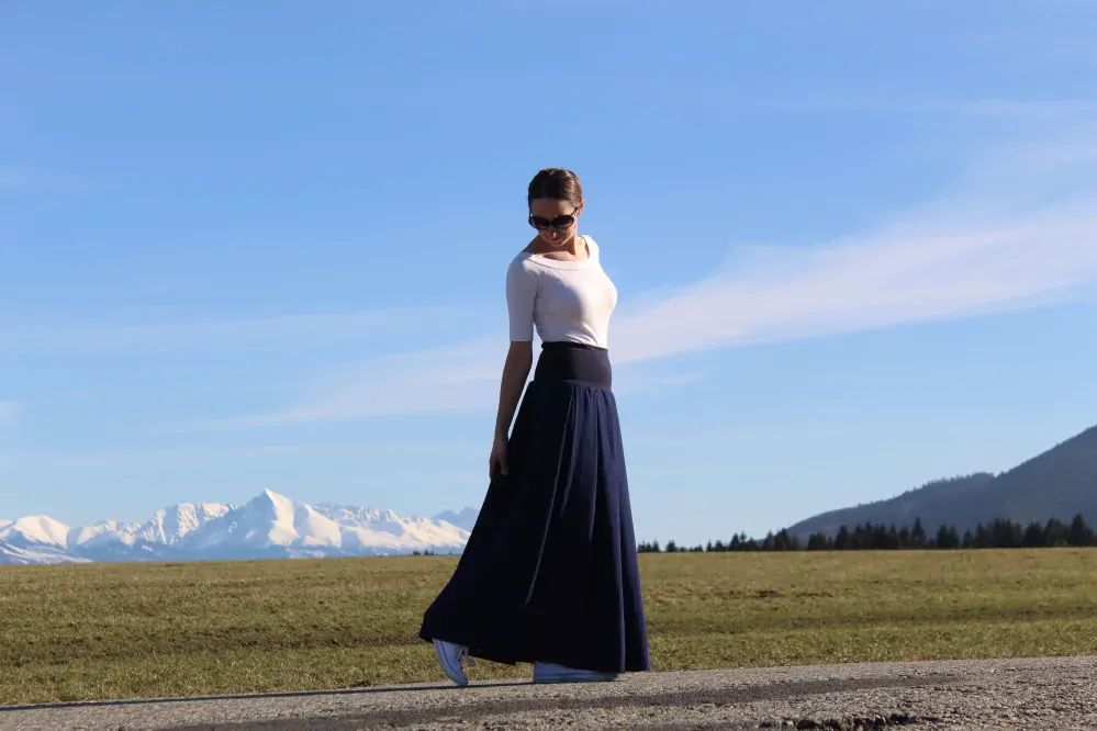 Mušelínová skladaná sukňa tmavomodrá