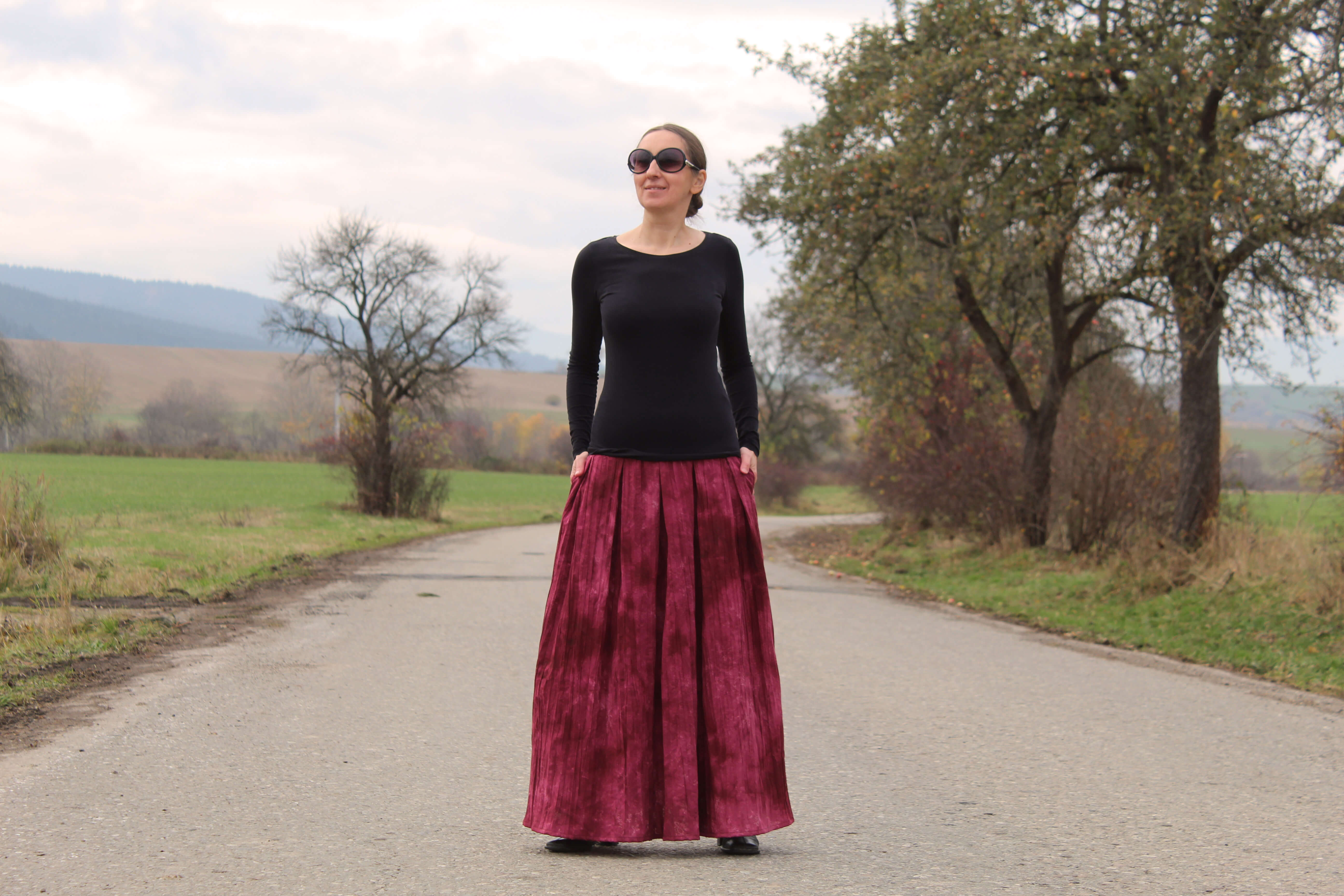 Krešovaná vínová skladaná sukňa