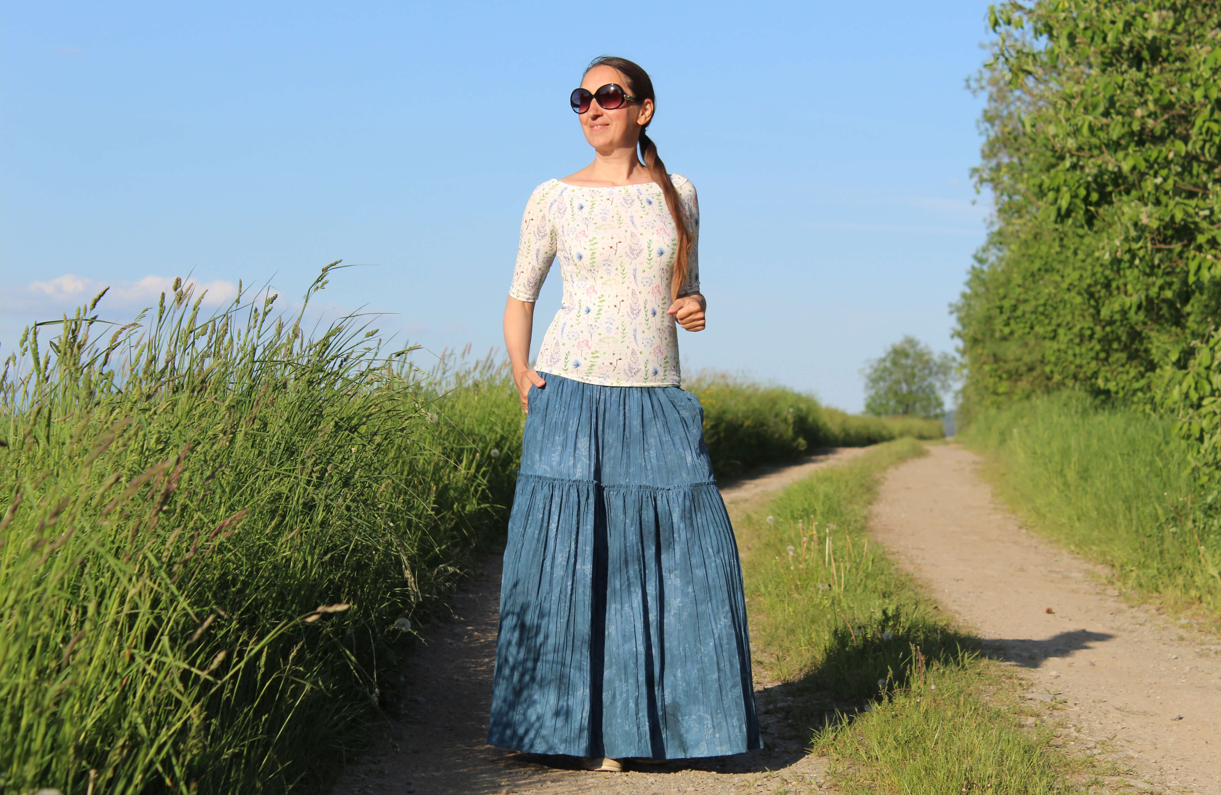 Krešovaná modrá volánová sukňa