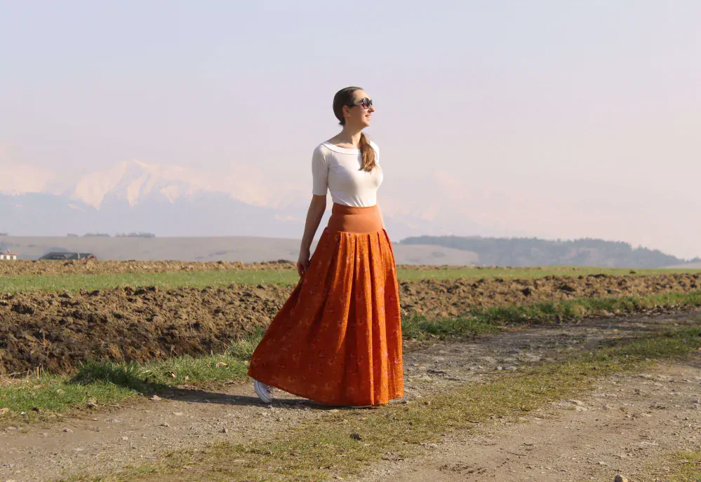 Mušelínová skladaná sukňa škoricová s kvetmi