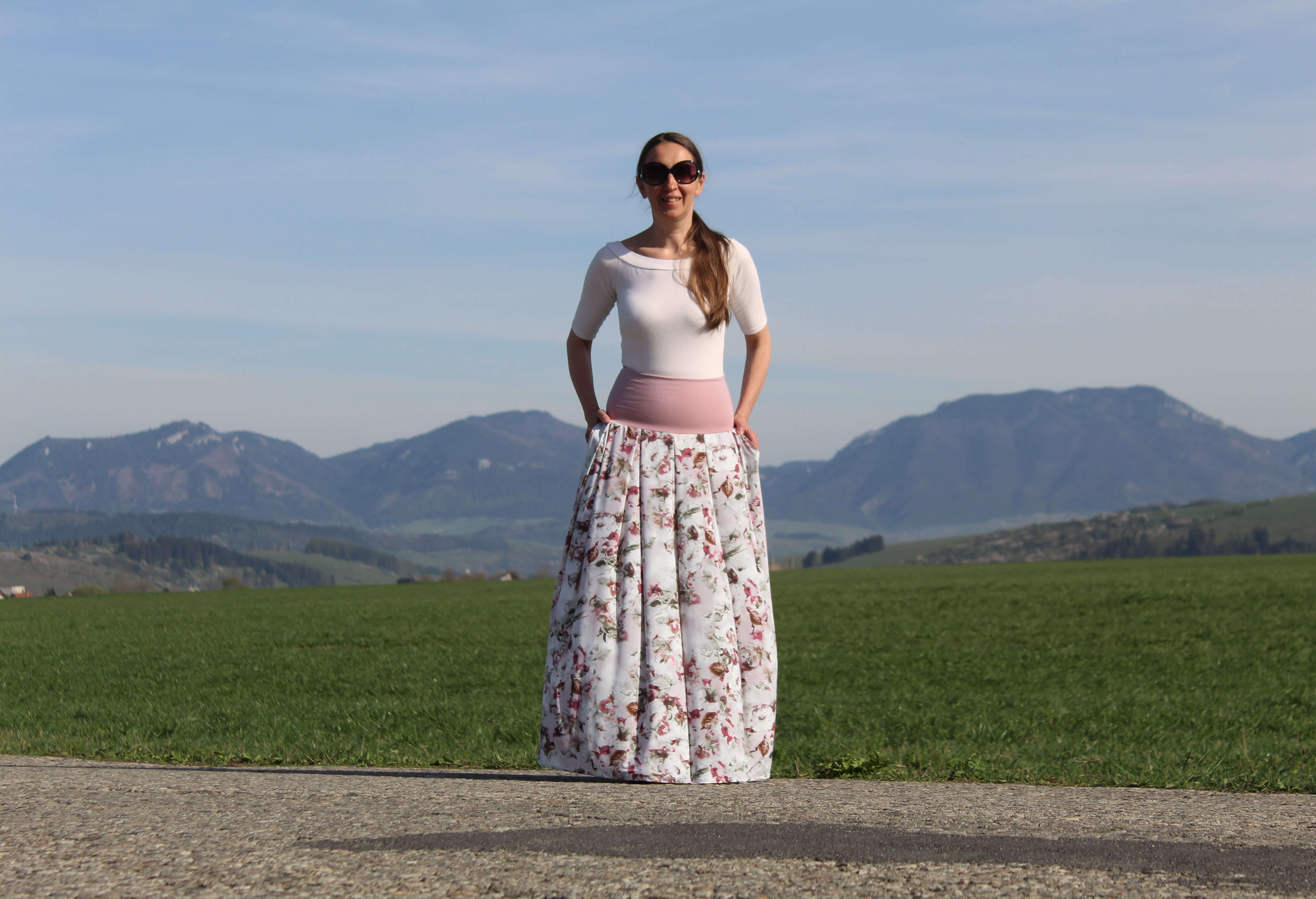 Úpletová skladaná sukňa s kvetinami