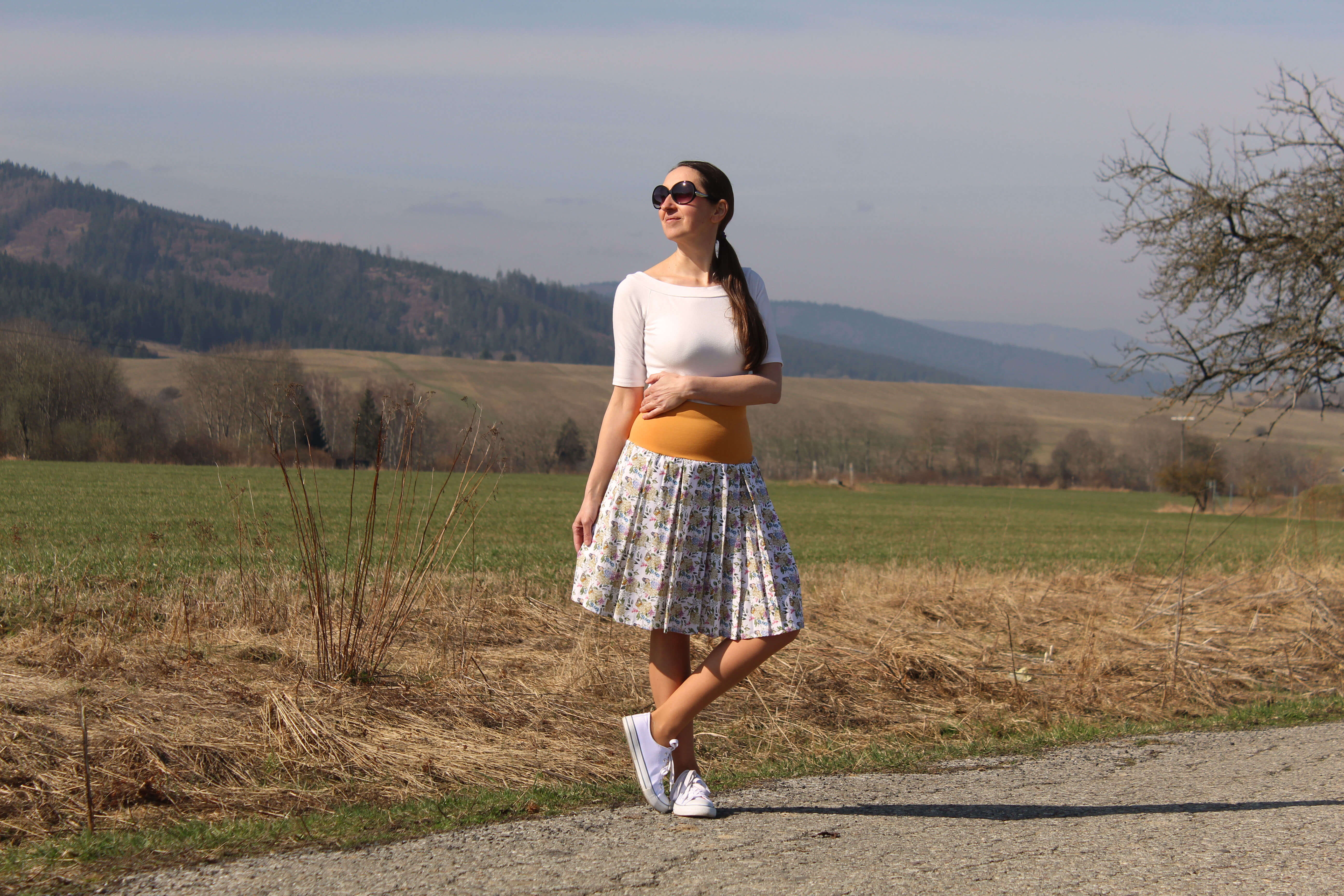 Krátka bavlnená skladaná sukňa bielo-horčicová s hortenziami