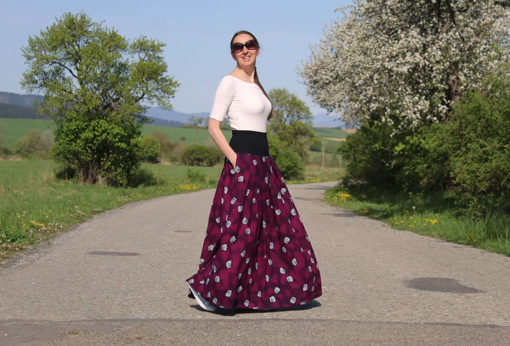 Viskózová sukňa fialová s čiernymi lístkami