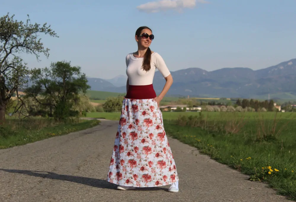 Dlhá bavlnená sukňa biela s červenými kvetinami
