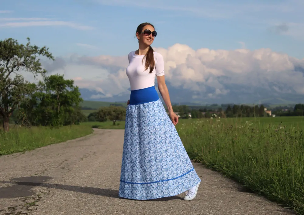 Dlhá bavlnená sukňa biela s modrým paisley a krajkou