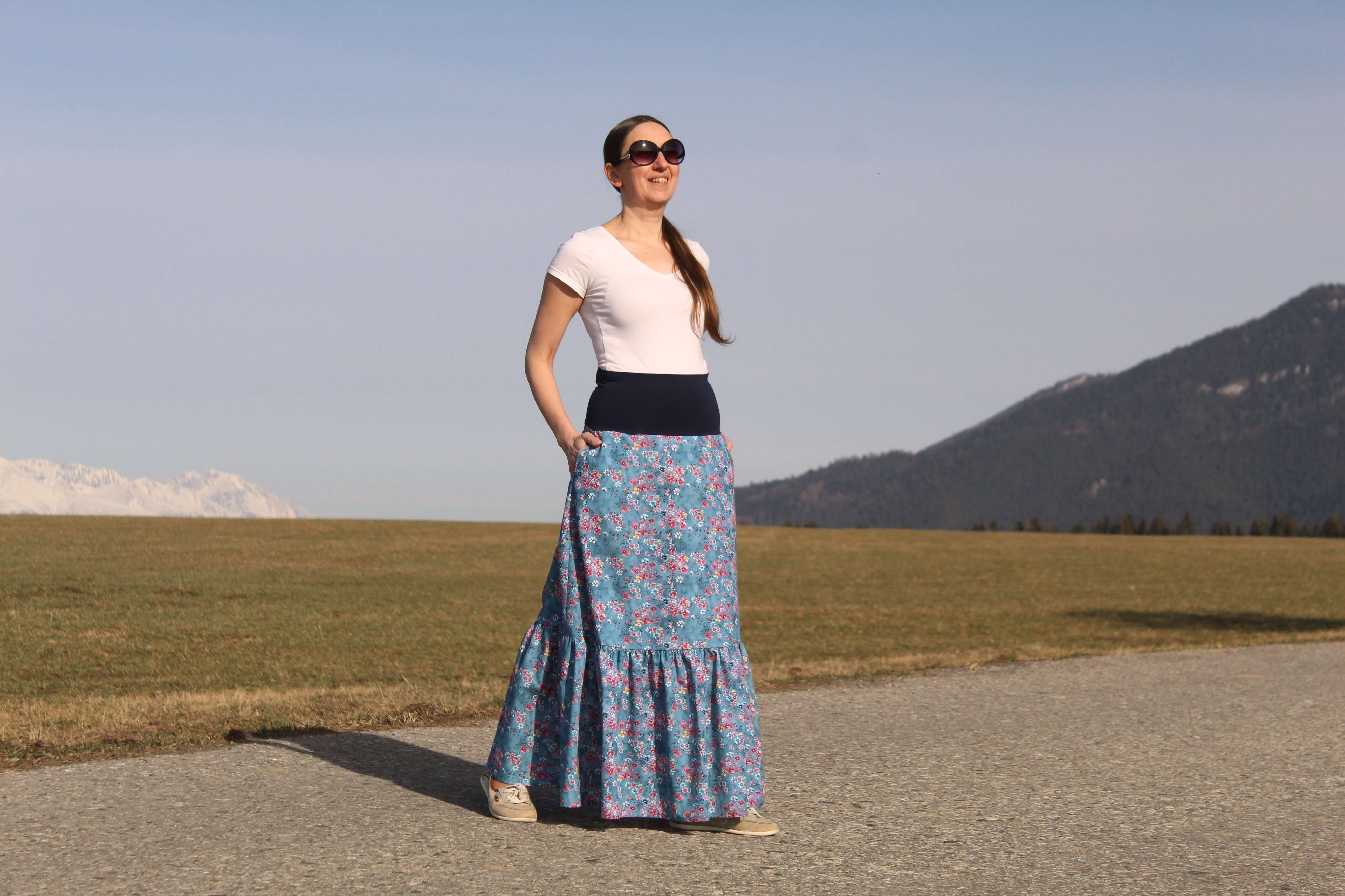 Bavlnená sukňa modrá s kvietkami