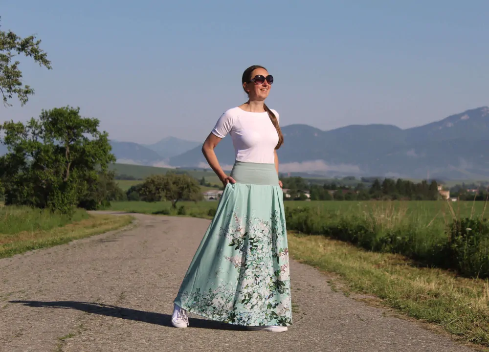 Úpletová sukňa mentolova s bielymi kvetmi