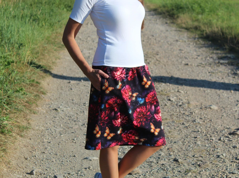 Krátka sukňa "pivónie a motýle"