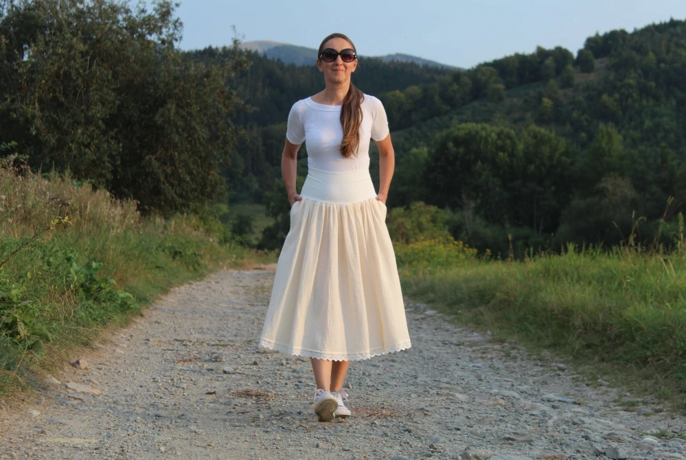 Trojštvrťová smotanová mušelínová sukňa