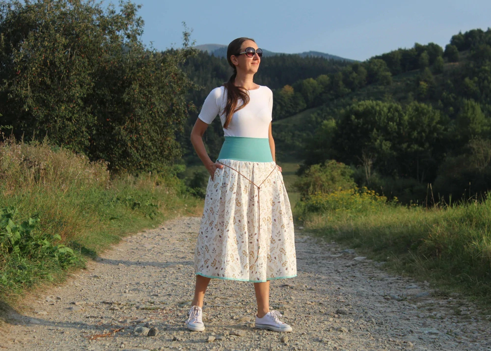 Trojštvrťová bielo-hnedo-mentolová mušelínová sukňa