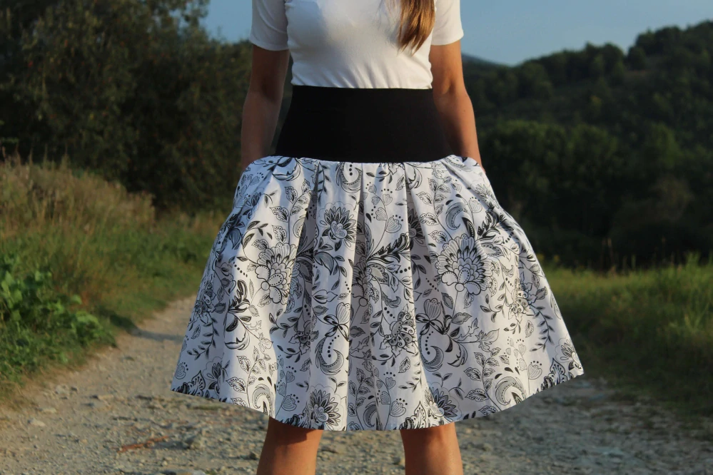 Krátka čierno-biela folklórna sukňa