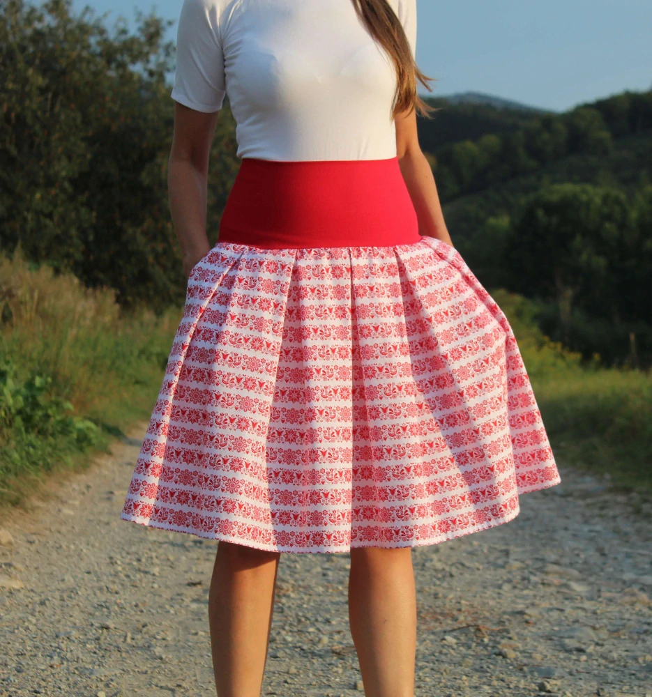 Krátka červeno-biela folklórna sukňa