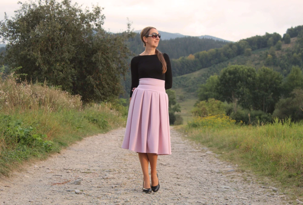 Bledoružová skladaná sukňa