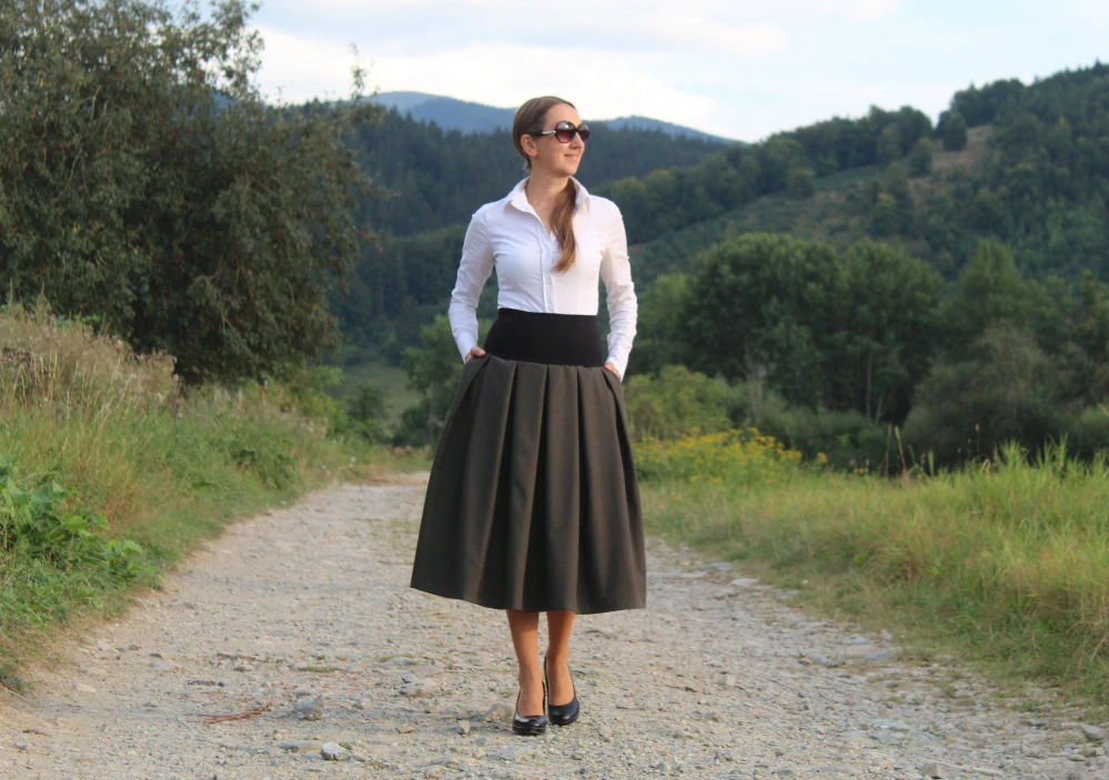 Trojštvrťová šedozelená skladaná sukňa