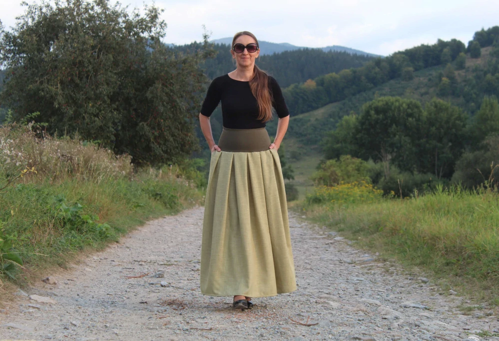 Dlhá svetlozelená skladaná sukňa