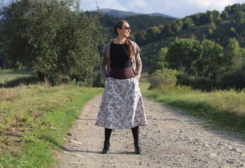 Trojštvrťová hnedo-béžová sukňa