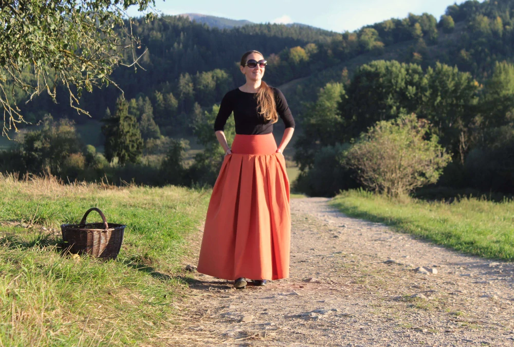 Dlhá oranžová skladaná sukňa