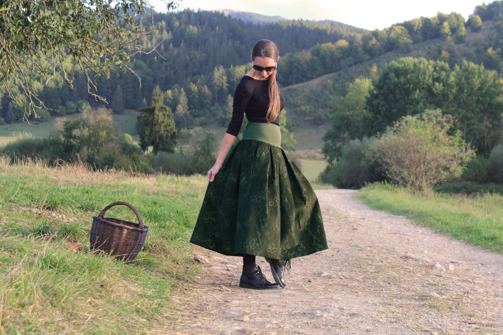 Zelená sukňa s vyšívanými kvetmi