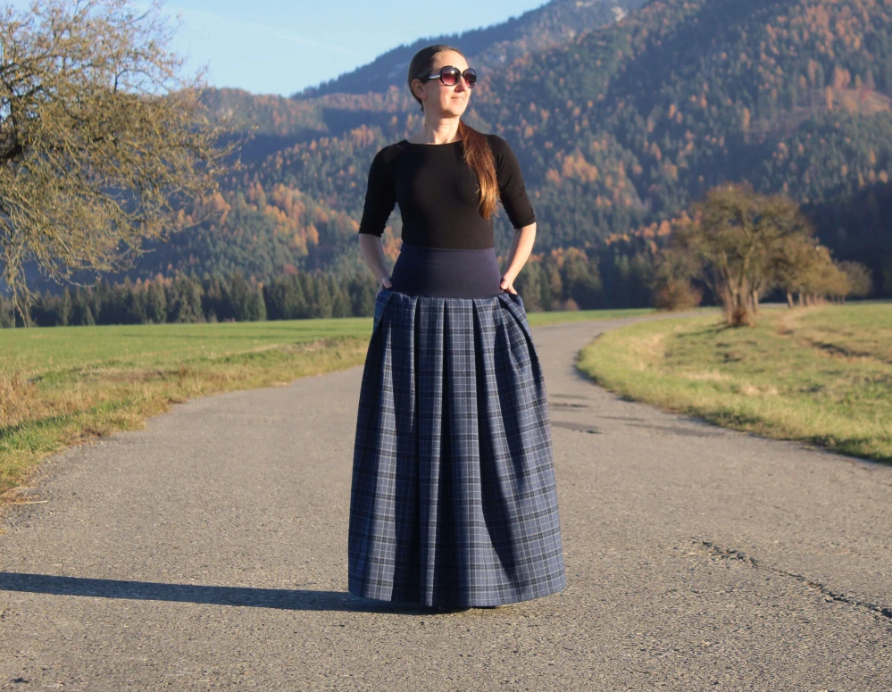 Dlhá sukňa "svetlo-tmavomodrá" károvaná