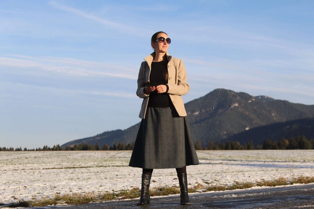 Trojštvrťová sukňa šedo-čierne káro