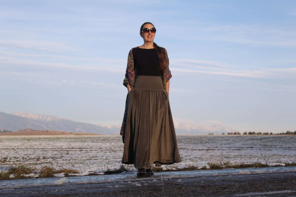 Dlhá skladná zelená sukňa 