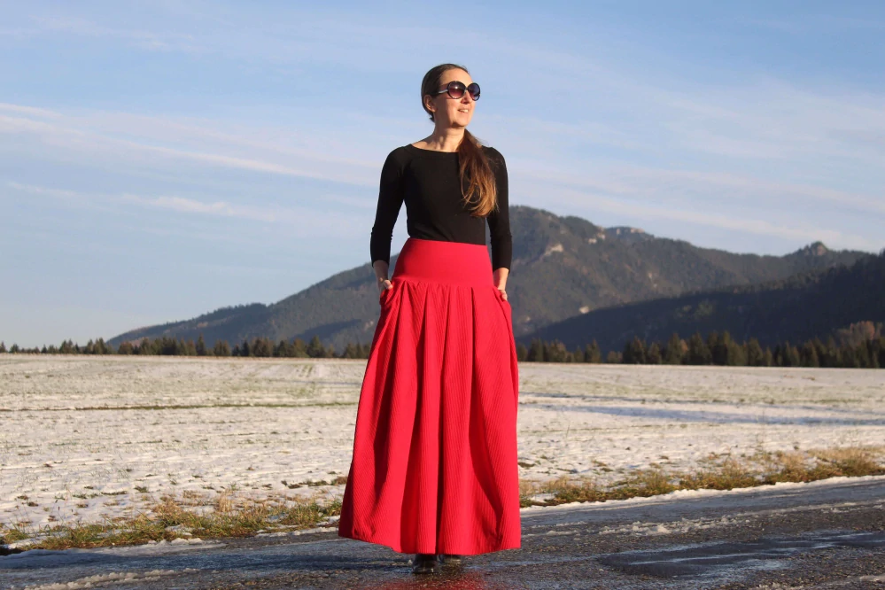 Dlhá červená sukňa z mäkkej kostýmovky s pružným pásom a vreckami