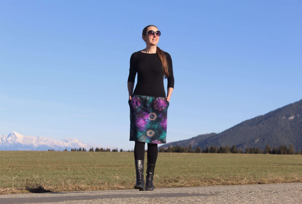 Krátka sukňa "mandaly na čiernej"