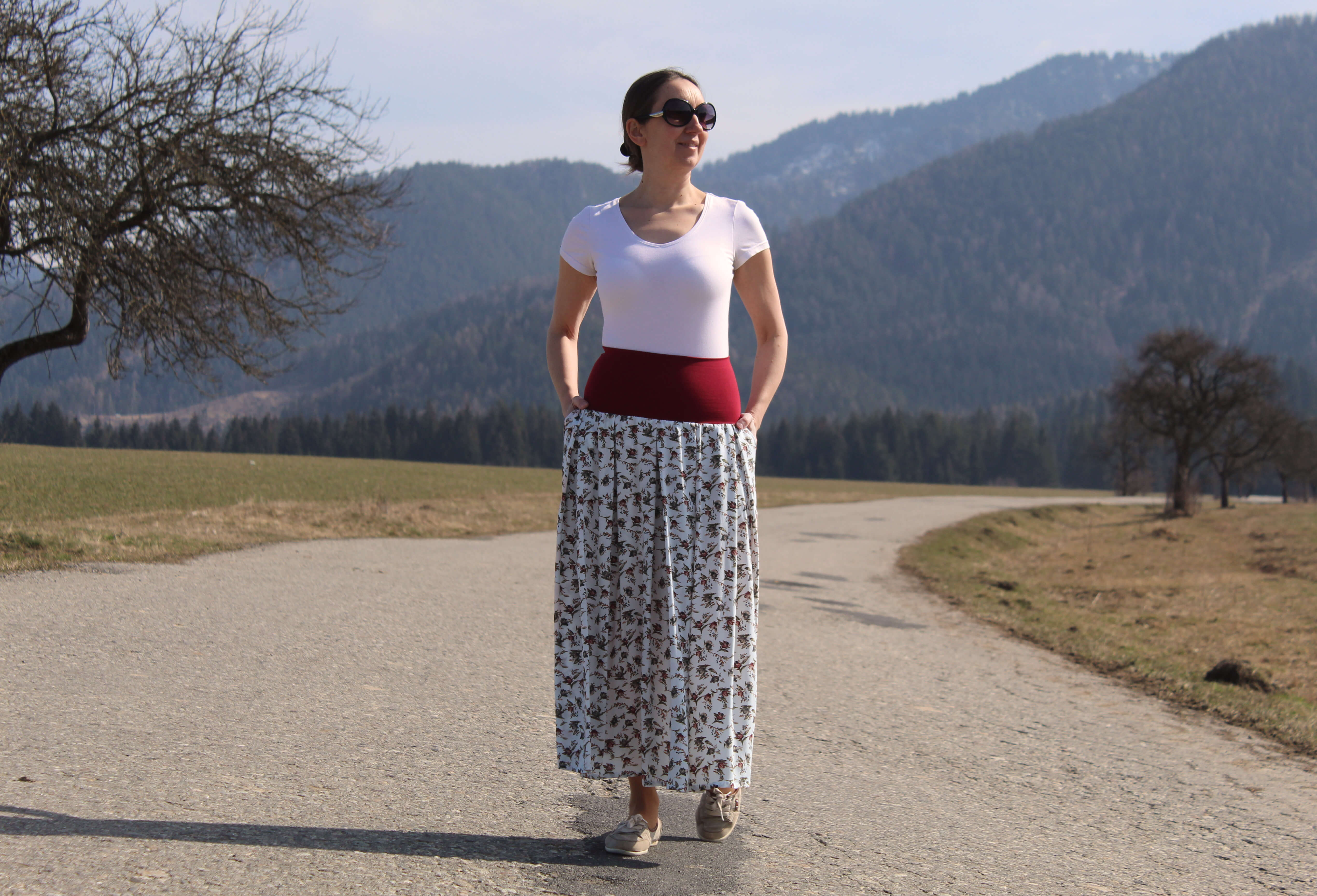 Viskózová sukňa biela s tulipánmi