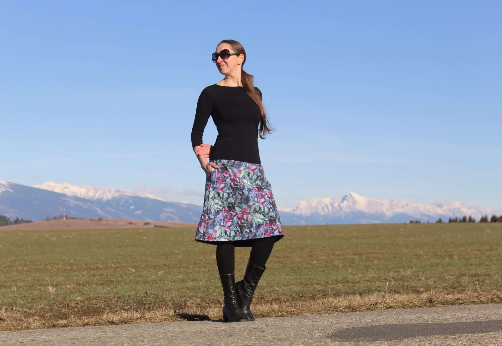 Krátka sukňa "modro-fialový abstrakt" veľ. M