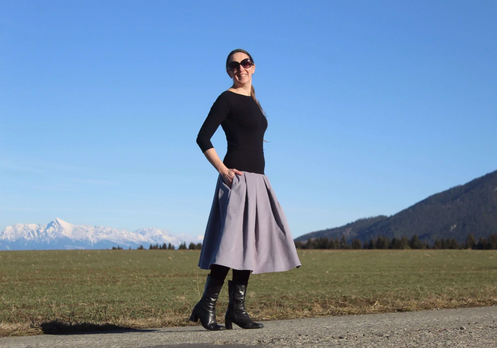 Šedá skladaná sukňa